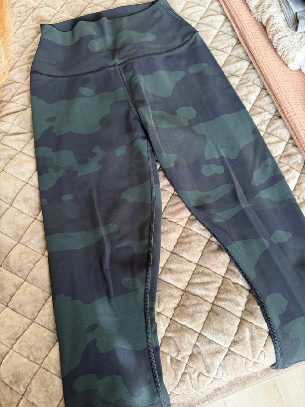 ALO Yoga Camo-Print High Waist Leggings in Black and Dark Green